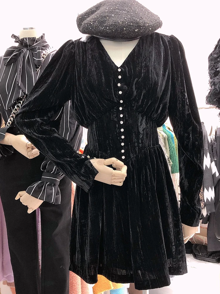 Тонкое бархатное платье в стиле ретро с v-образным вырезом и алмазной пряжкой на