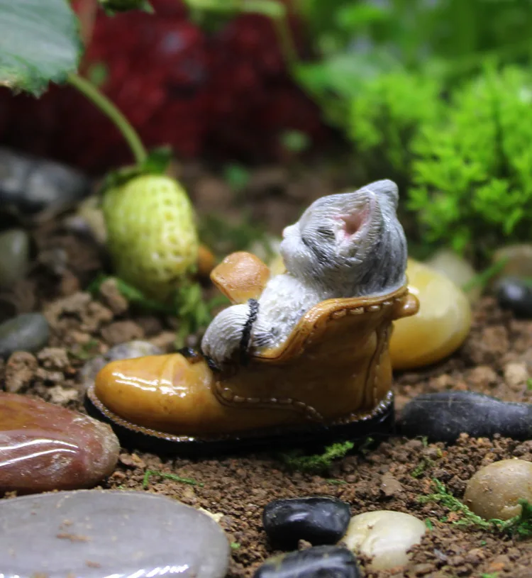 

Mini Cat in A Boot Garden Resin Cute Figurine Ornament Fairy Garden Decor for Garden Home Decoration LI