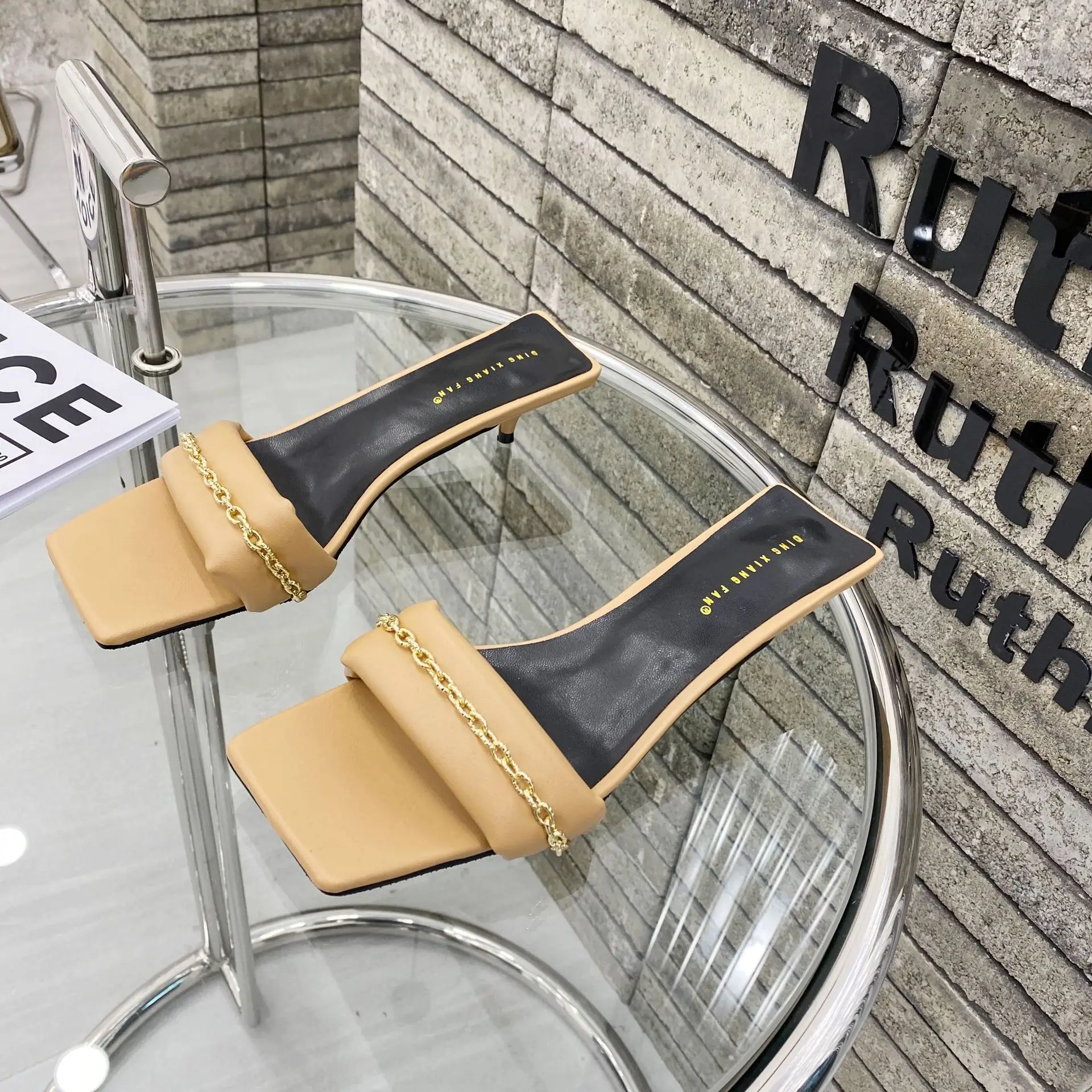 

2021 Fashion Square Head Slides Mules Women Middle Heels Fetish Slippers Sandals Toe Heels Chain Stripper Ladies Summer Shoes