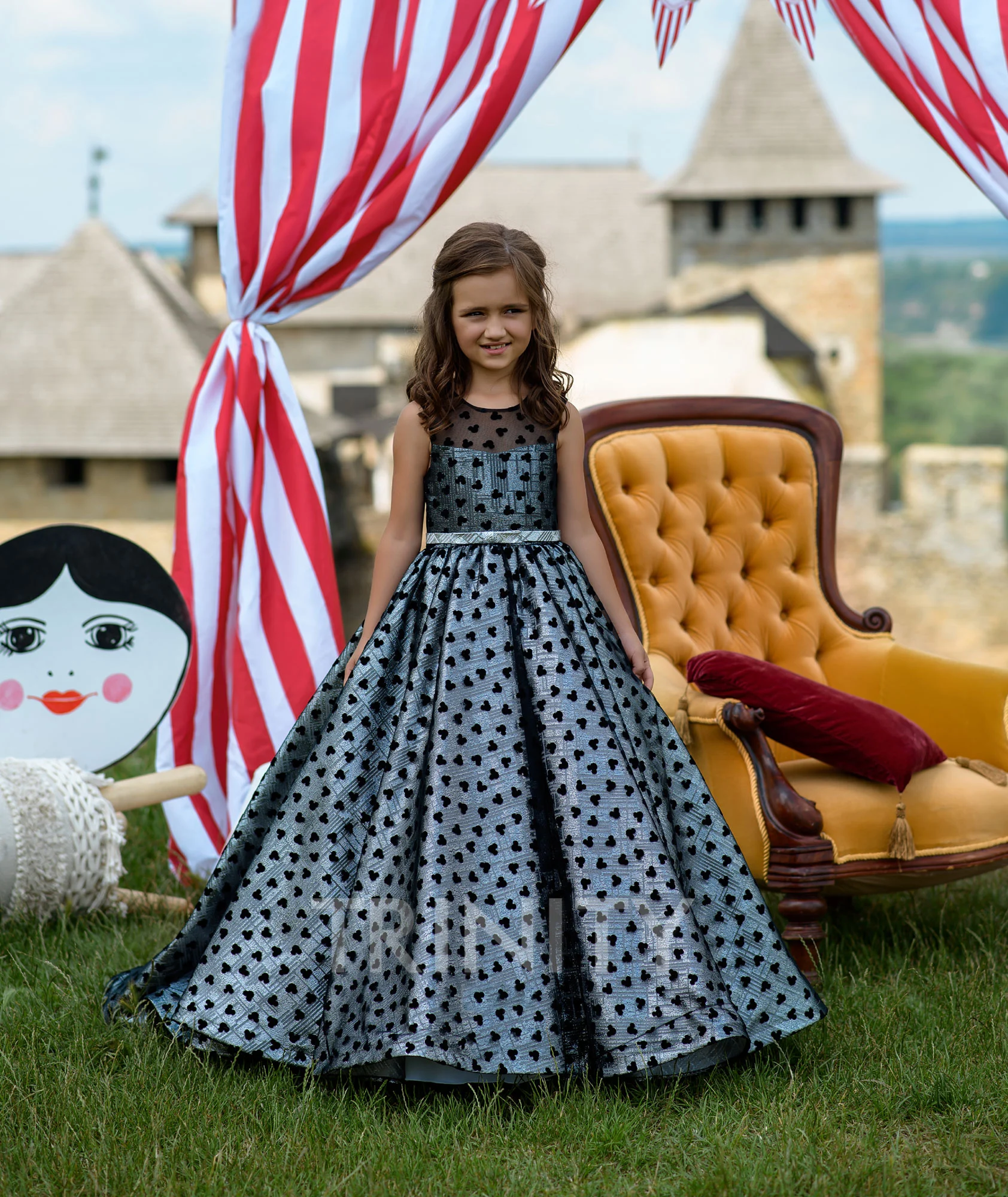 Блестящие платья с цветочным узором для девочек украшенные черными сердечками и