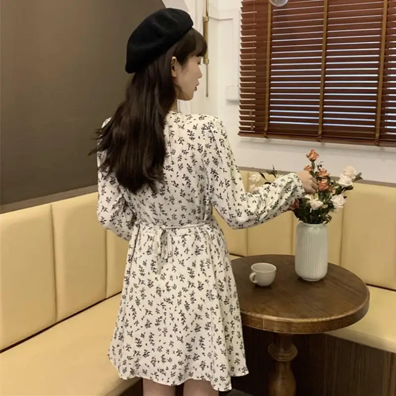

Spring 2021 new retro French v-neck bottoming skirt temperament waist slim floral dress women