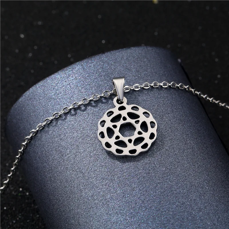 

Men Women Trendy Mogan David Star Pendant Necklace Israel Jewish Stainless Steel Chain Star of David Round Choker Unique Jewelry