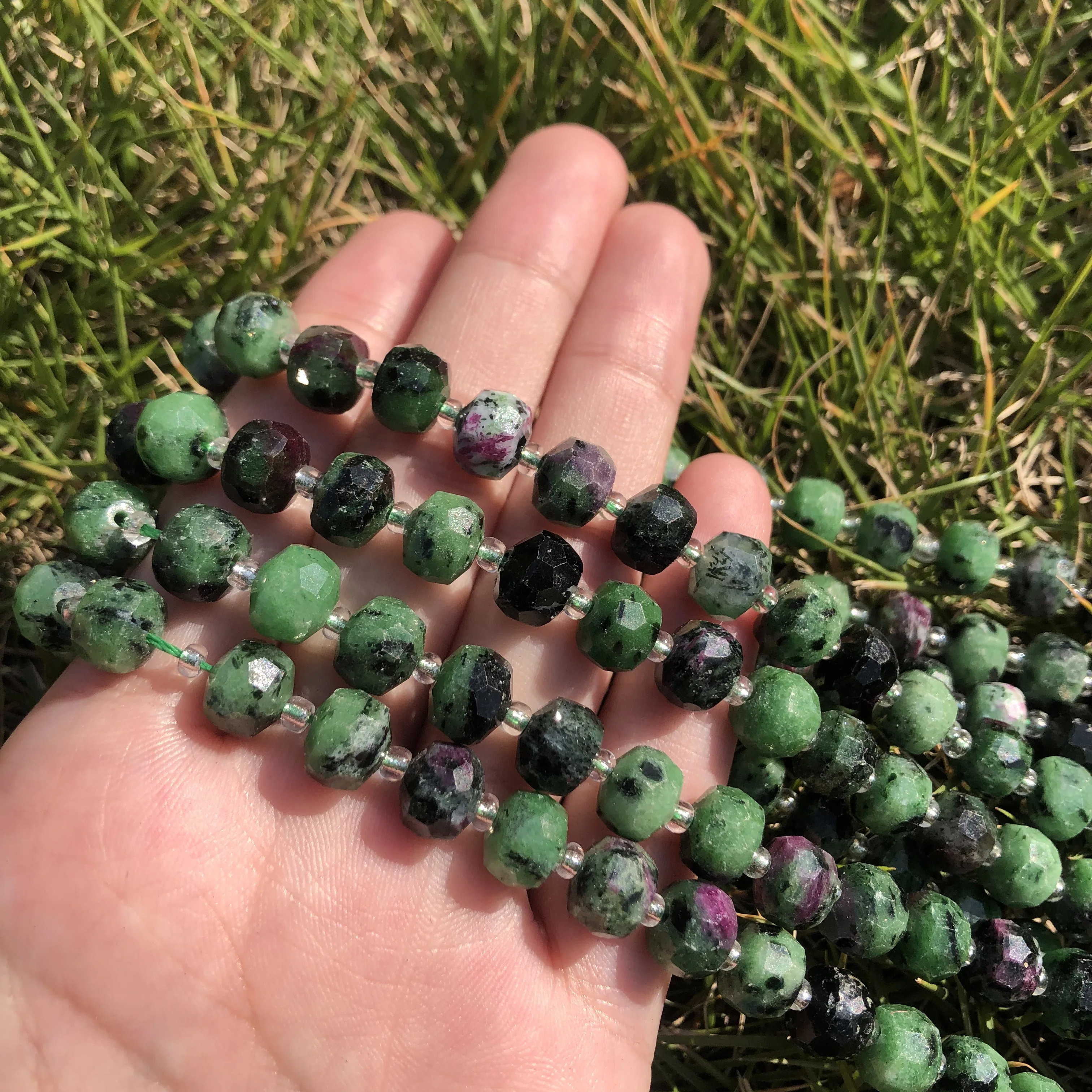 Натуральные бусины Epidote Rubys камень циозит в форме колонки граненые свободные