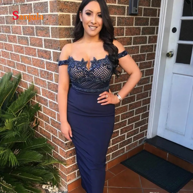 Темно-синие платье с открытыми плечами коктейльное до середины икры короткие