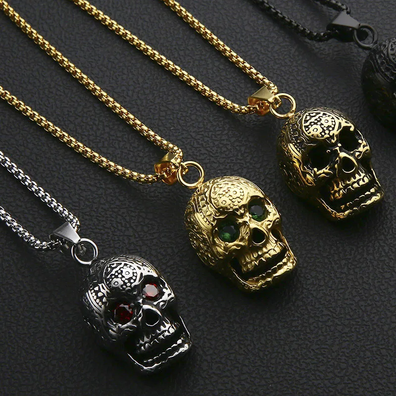 Ожерелье Valily в готическом стиле с подвеской виде большого черепа колье зелеными