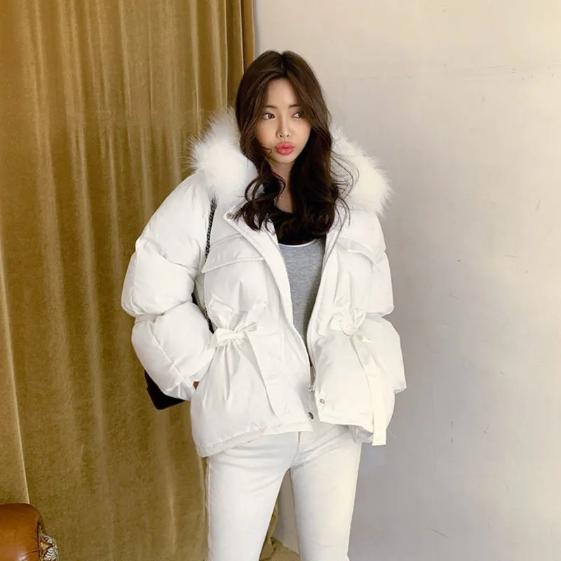 Женские зимние куртки с воротником из натурального меха енота 90% белые пуховики