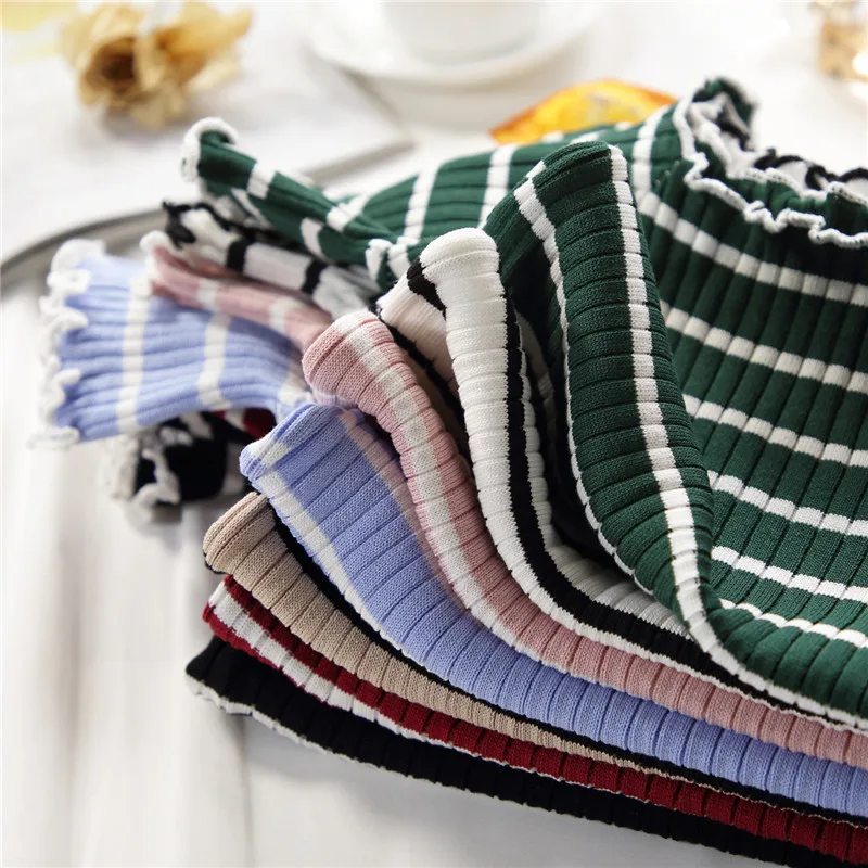 Женские трикотажные футболки HELIAR короткие в полоску с оборкой летние открытыми