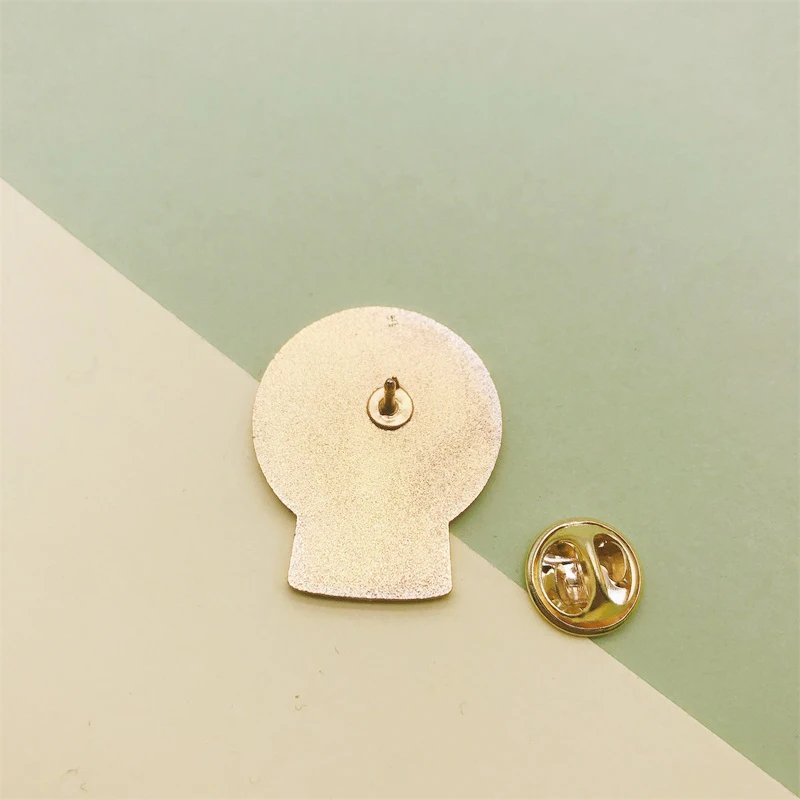 Эмалированная брошь с изображением замка хрустального шара фейерверка