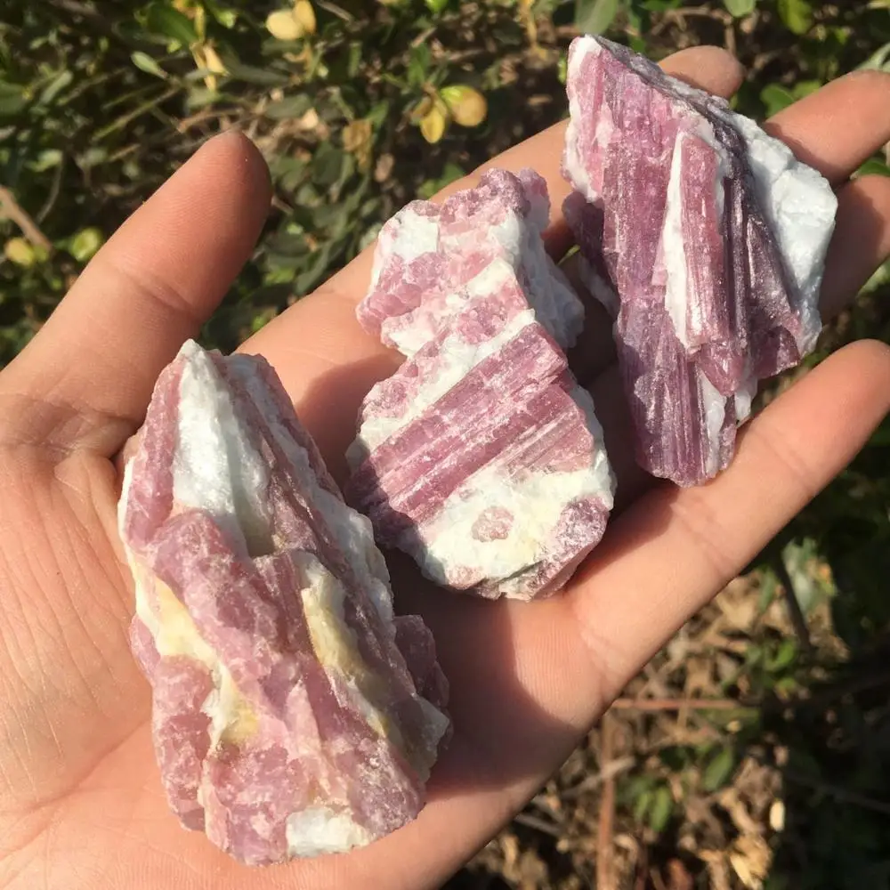 Природный красный турмалин рубиновый кристалл образец сырой руды