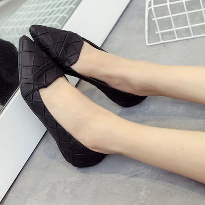 

New Spring and Autumn Shallow Mouth Women Single Shoes Women Flat Pointed Toe All-match Flat Heels Plaid Women Leather Shoes