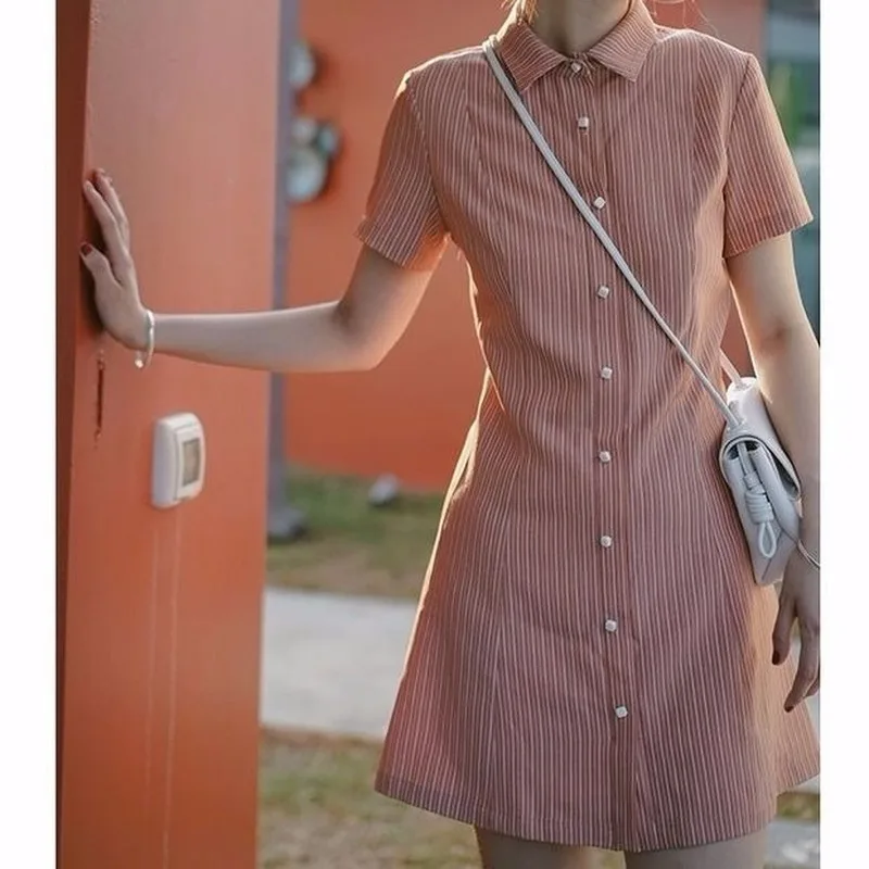 Женское платье-рубашка оранжевое розовое в полоску с отворотом мини-юбка