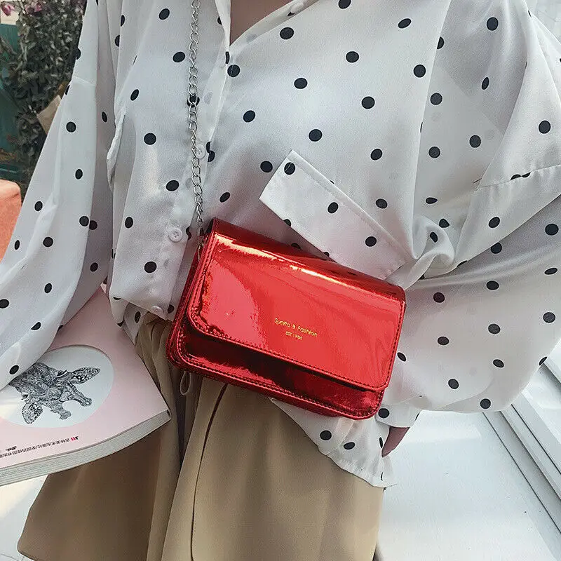 Женская сумка маленькая квадратная из лакированной кожи с цепочкой на