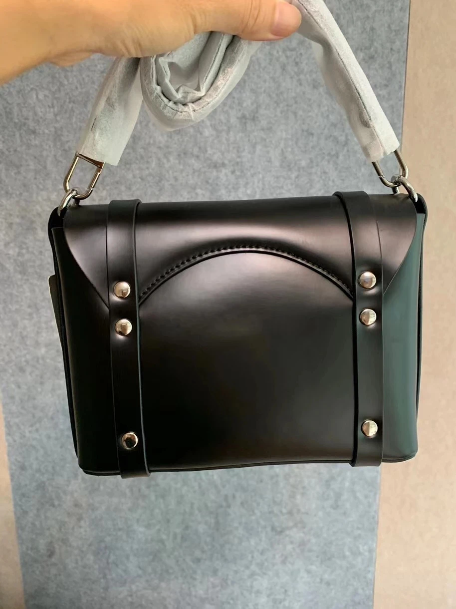 

Новинка 2022, локомотивная Ретро сумка в стиле панк, сумка-мессенджер через плечо, маленькая квадратная сумка из воловьей кожи, кожаная цепочк...