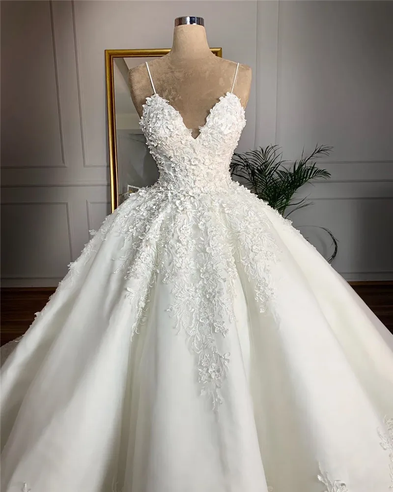 Elegant Ball Gown Lace Wedding Dress 2019 Sexy V Neck Spaghetti Straps Lace Up Back Wedding Gowns Robe De Mariee