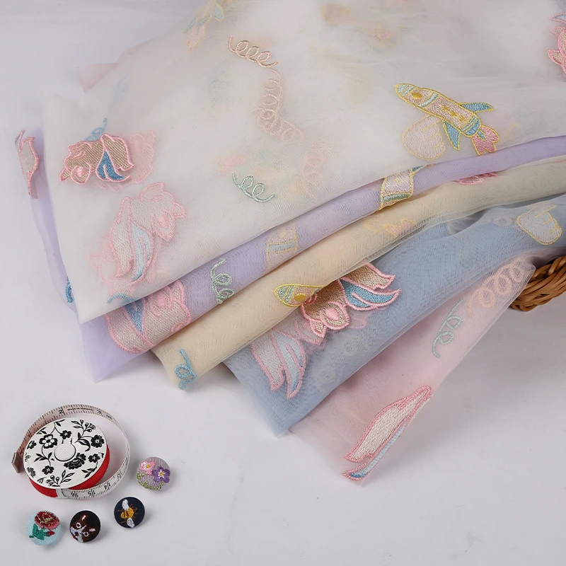 

Ткань для детского платья, с вышивкой в виде летающей свиньи