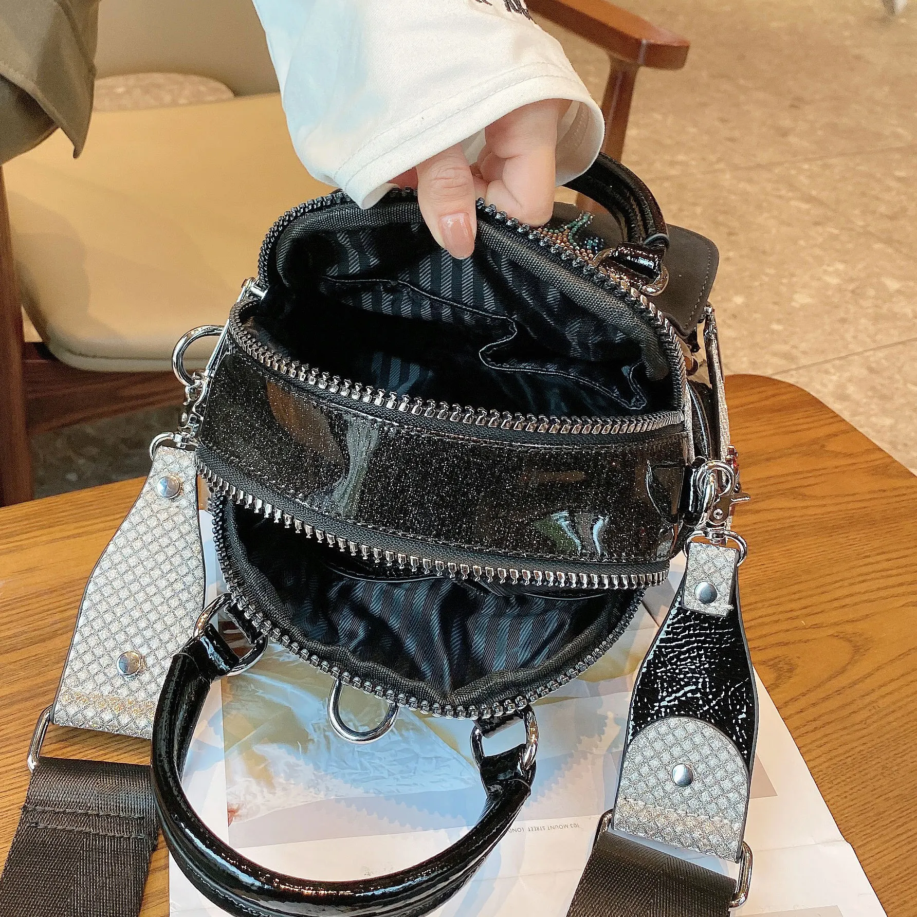 

Fashion Leather Backpack Brand 2021 Famous Designer Backpack Anti Theft Sequin Travel Shoulder Bag Teenage Girl Small School Bag