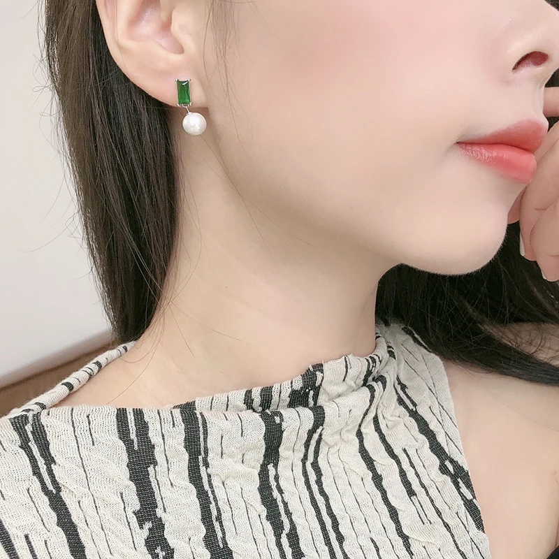 Серьги асимметричные из серебра 925 пробы в минималистичном стиле | Украшения и