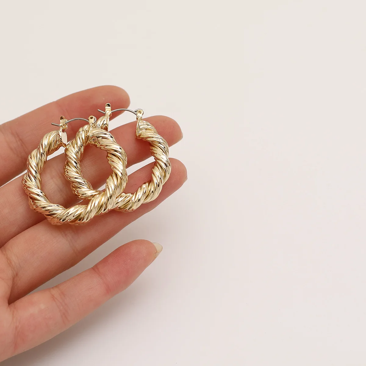 

2021 new pop metal 14K real gold earrings fashion simple temperament celebrity Earrings women's thin Earrings