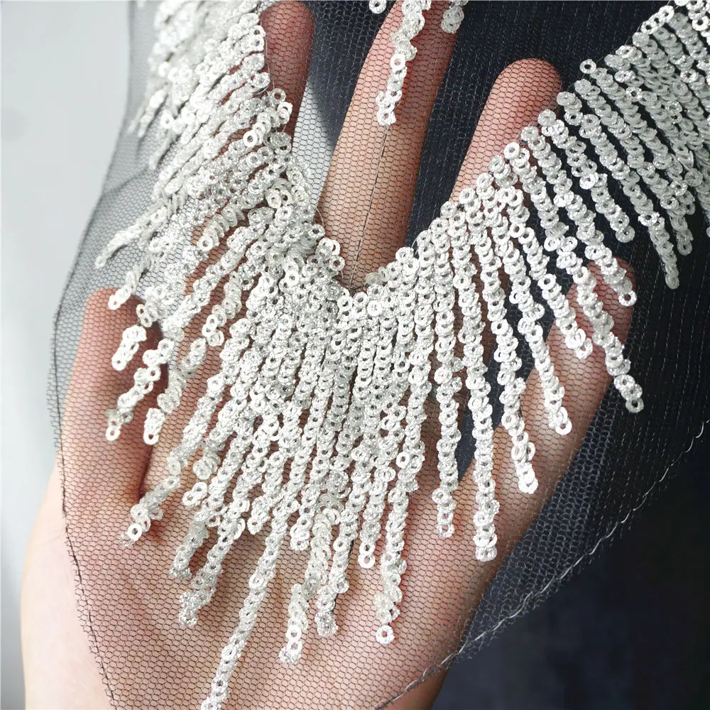 Черное Сетчатое кружевное платье с серебряными блестками и кисточками v образный