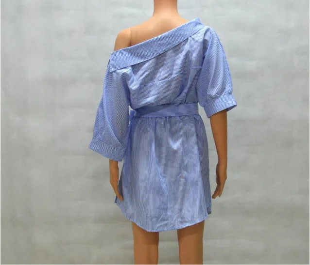 Женское летнее платье с открытыми плечами голубое в полоску больших размеров