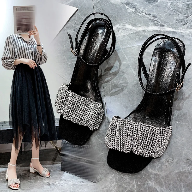 Женские туфли на высоком каблуке элегантные массивном с блестящими ремешками