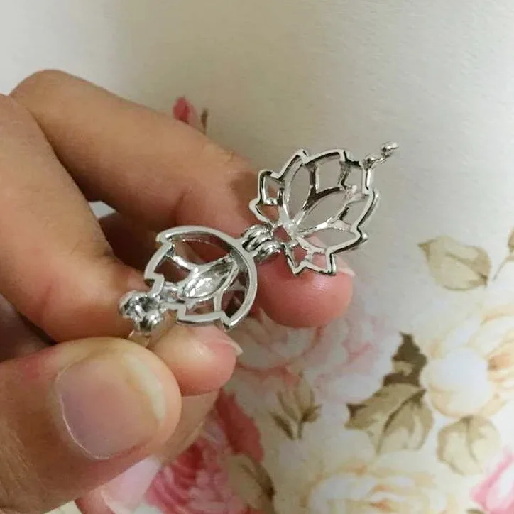 {Cage Ring} кольцо в форме лотоса может открывать и удерживать