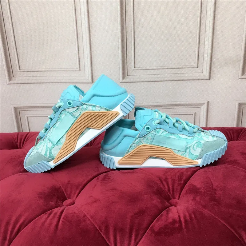 

Europe station new sports shoes are decorated with lace cover, which infuses a strong soft and beautiful atmosphere into the spo