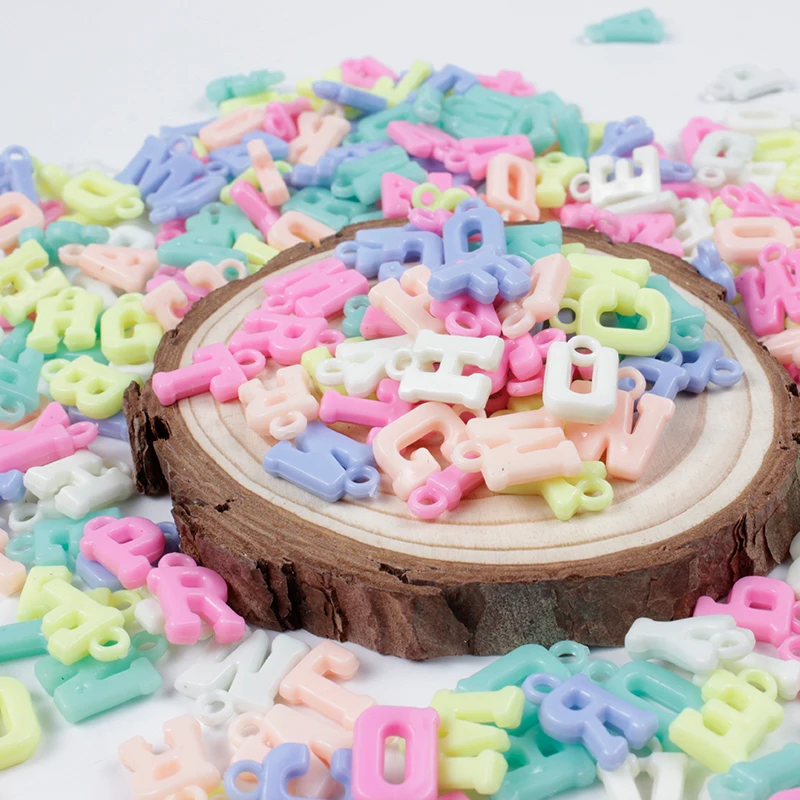 Бусины акриловые с отверстиями для подвешивания буквы карамельных цветов