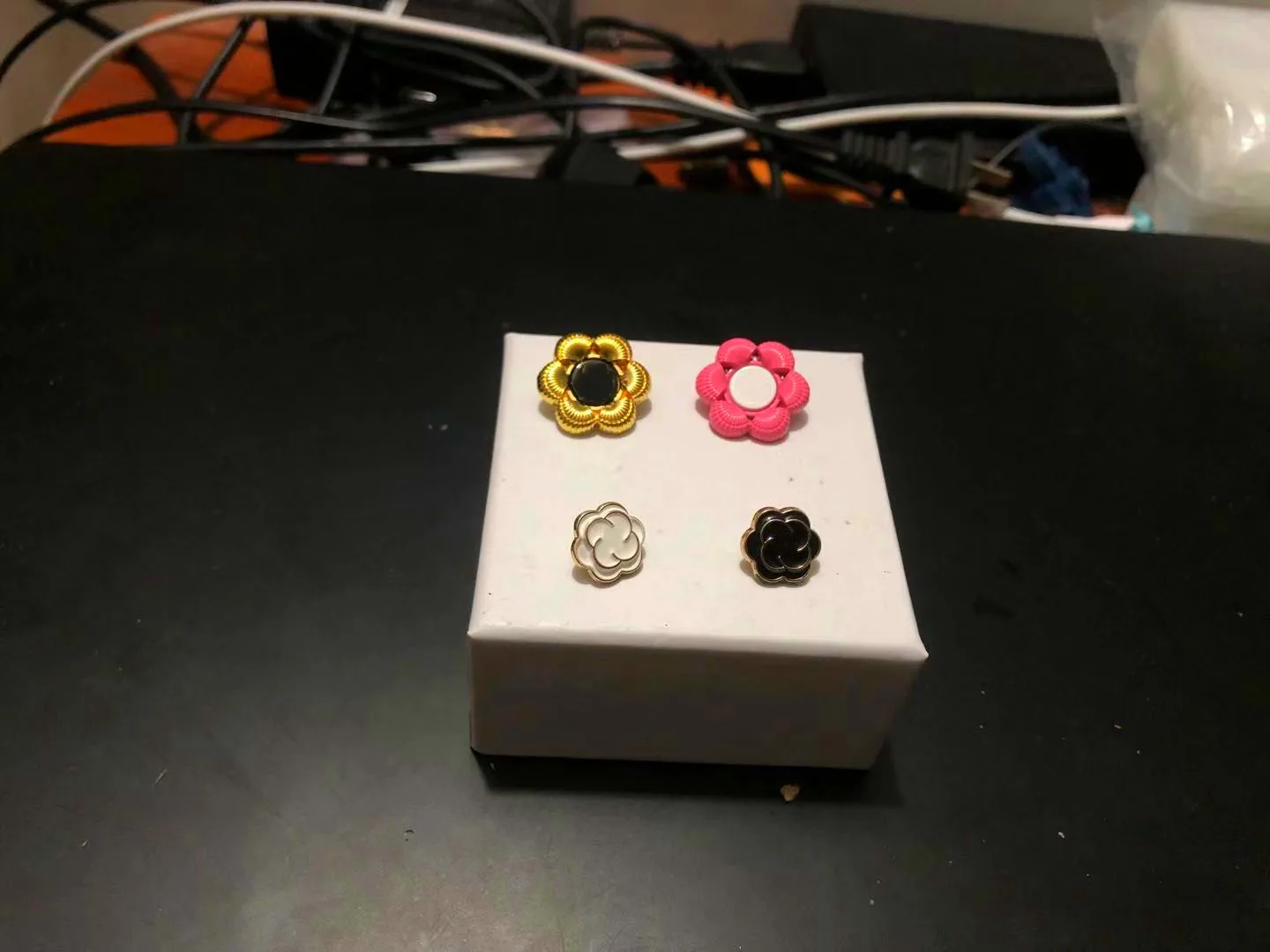 Новый металлический трафарет в форме цветов Кнопка Золотой красного и белого