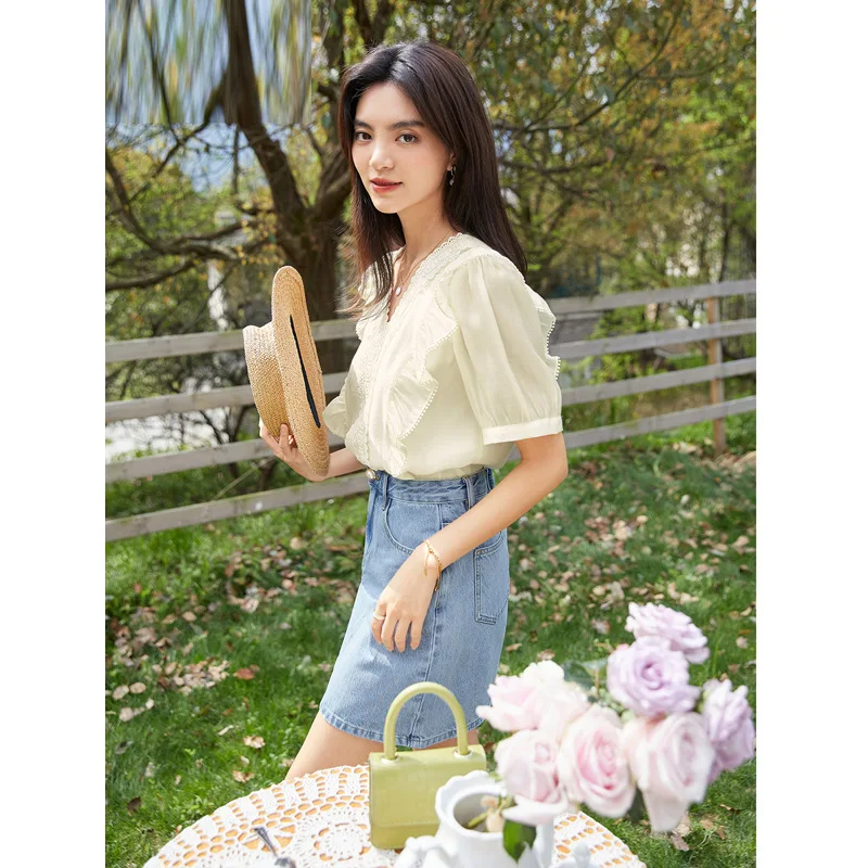 

2021 summer new style French lace stitching short-sleeved shirt female design sense niche tops women