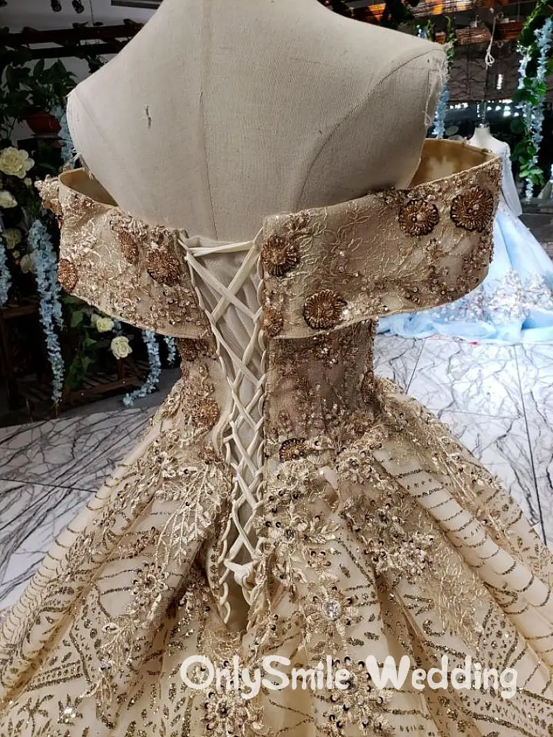 Пышные свадебные платья с открытыми плечами кружевное кристаллами и бисером