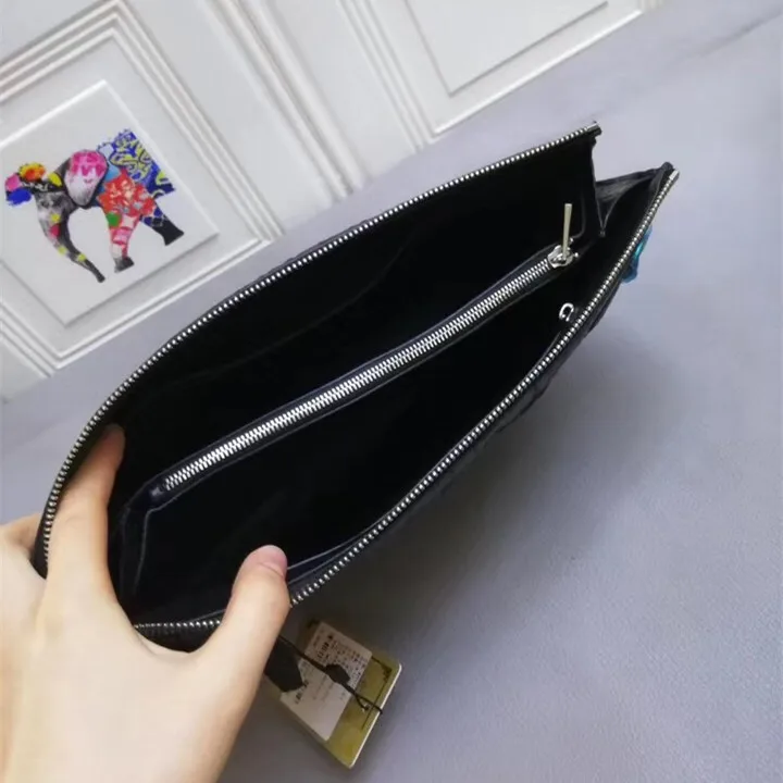 Сумка-конверт мужская из натуральной крокодиловой кожи с ремешком на руку |