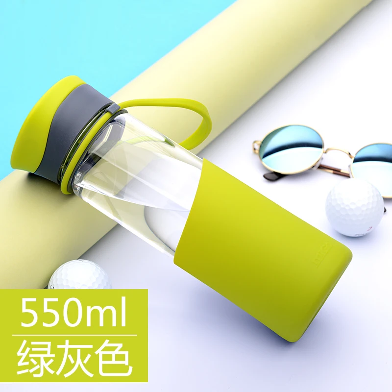 Милая стеклянная бутылка для воды силиконовый рукав плоская Изолированная