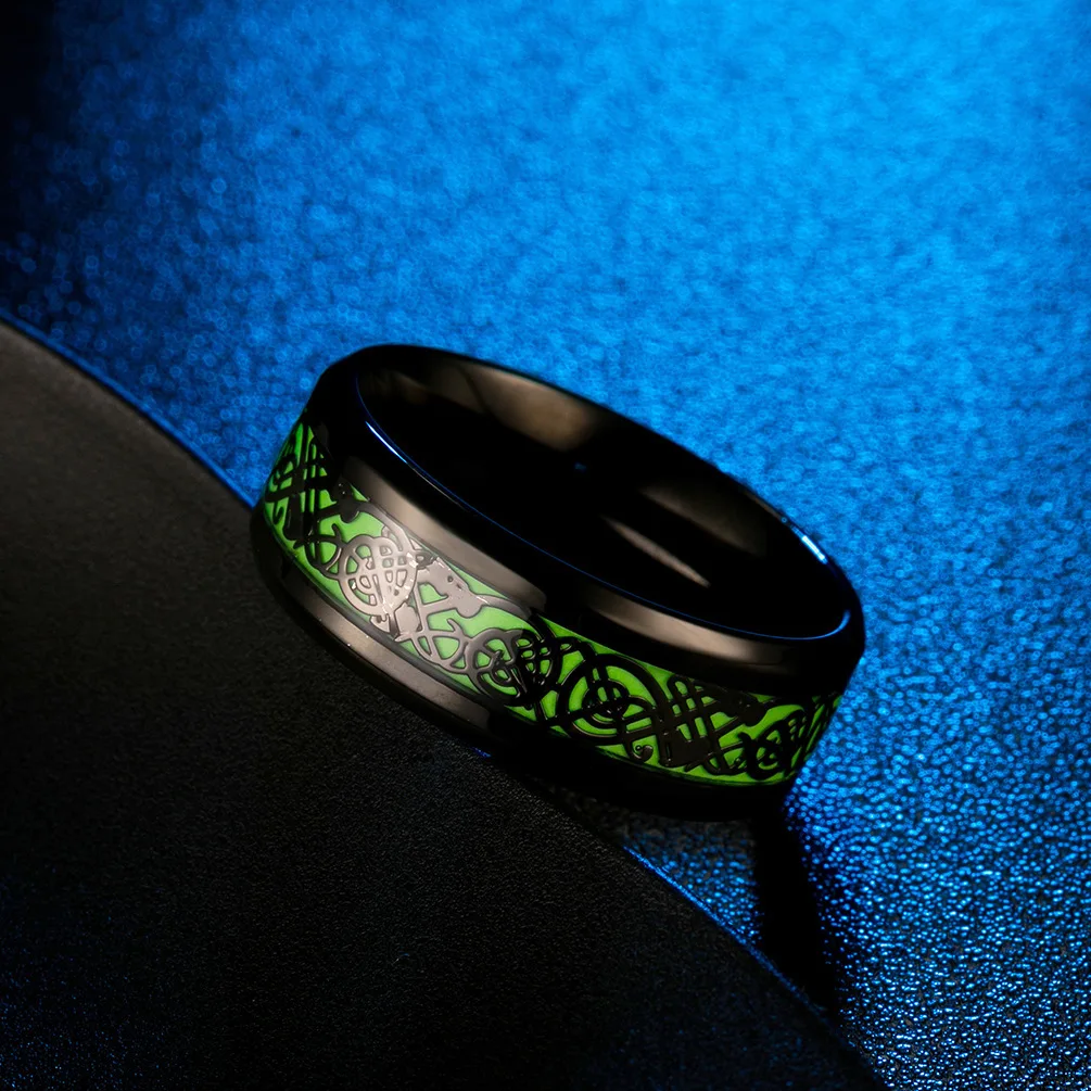 Мужское кольцо из углеродного волокна красного зеленого цвета с инкрустацией в