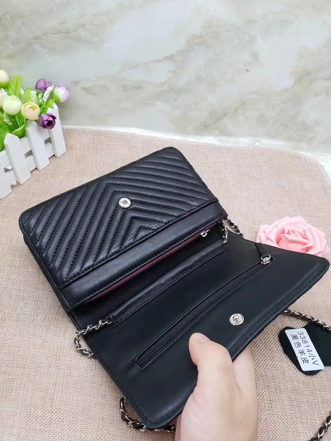

New black cowhide V-line lattice one-shoulder cross-body bag stylish lady elegant small square bag