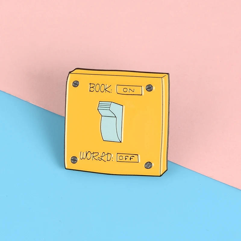 Смешные книги переключатель эмаль розовый желтый Мощность выключить/на брошь