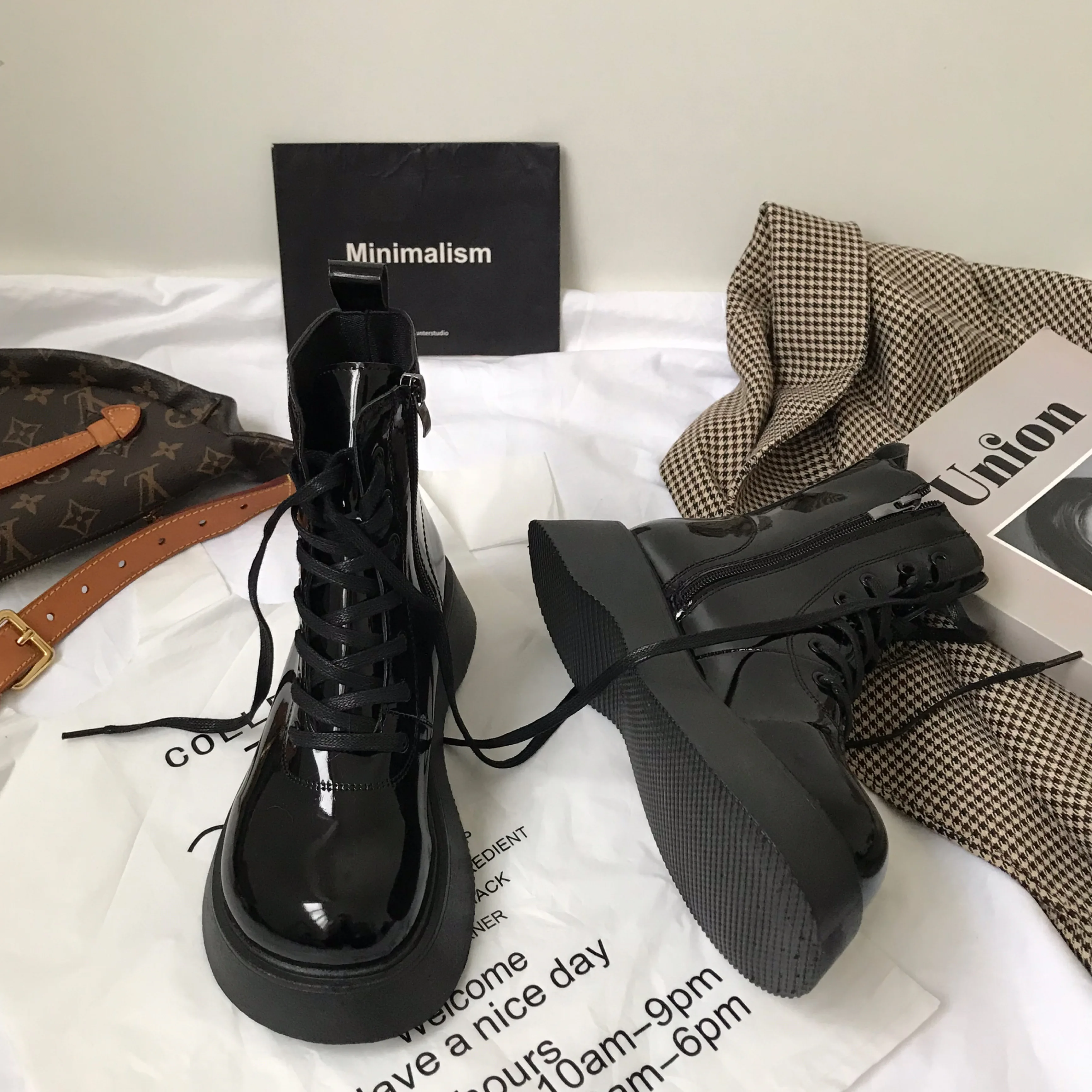 

Ботинки Martin в британском стиле, женские зимние Бархатные ботинки на толстой подошве в стиле ретро, универсальные полуботинки из лакированн...