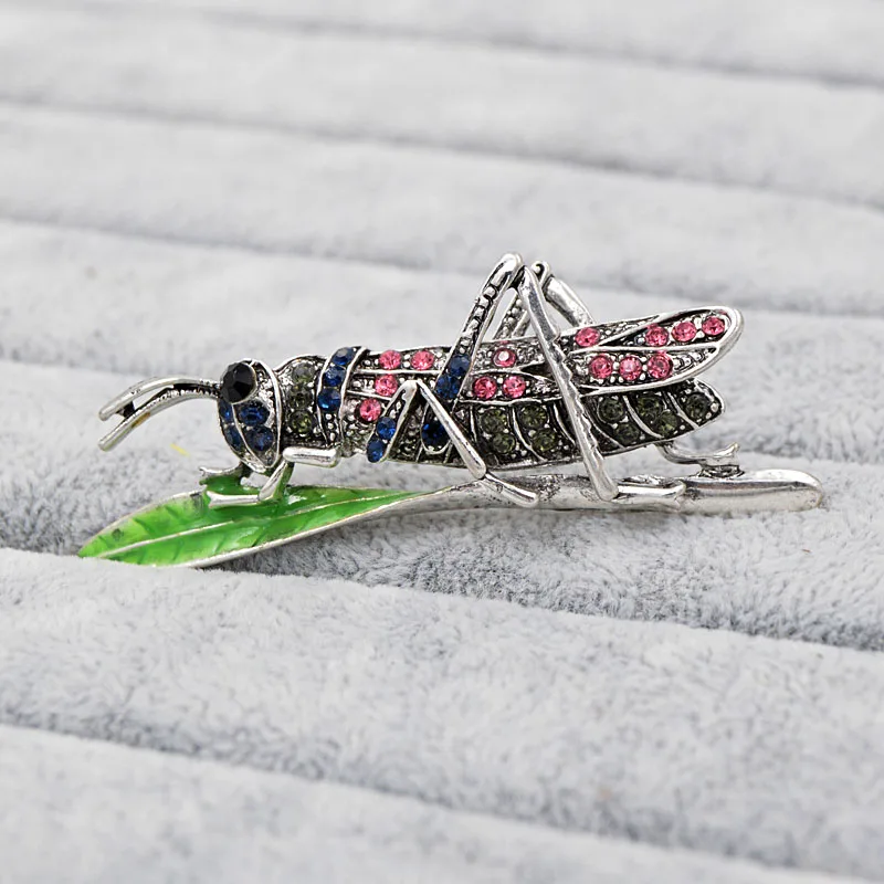 

Young Tulip Vivid Grasshopper Stand In Leaf Brooches For Women Exquisite Animals Clasp Display Classic Enamel Jewelry Kids Gifts