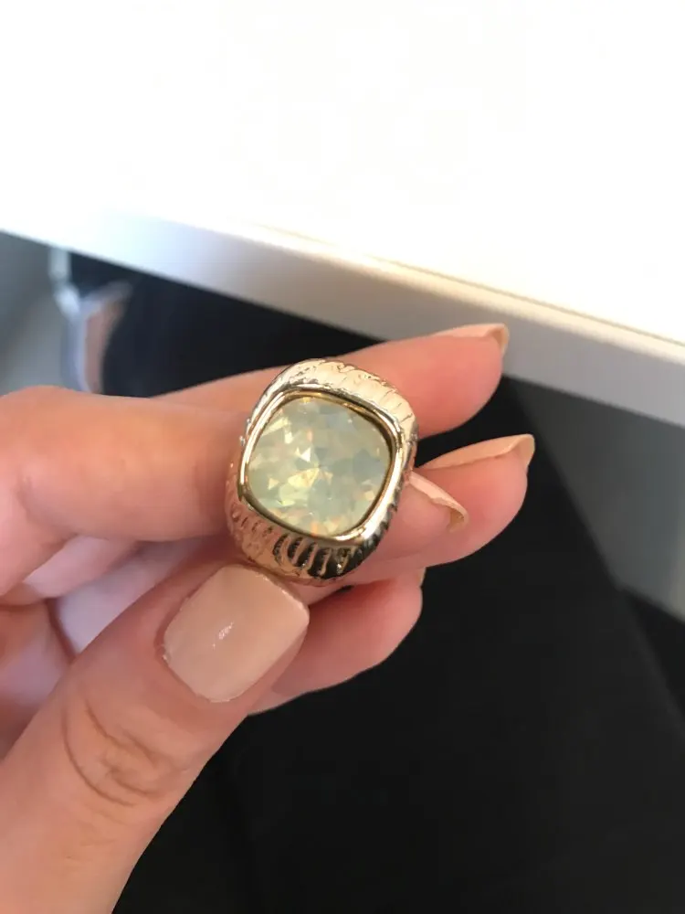 Женское кольцо с золотым покрытием и мятным камнем диаметром 17 мм|Кольца| |