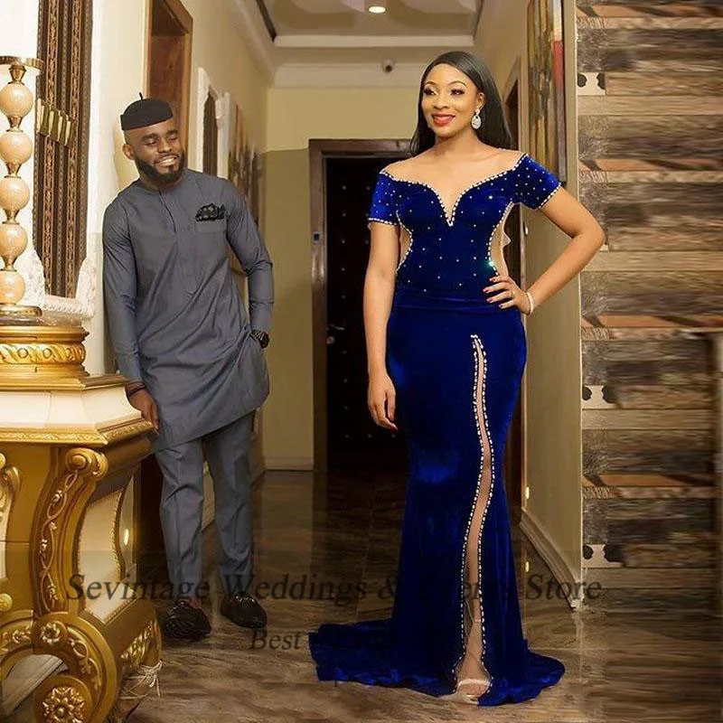 Женское вечернее платье с юбкой годе синее бархатное глубоким декольте спереди и