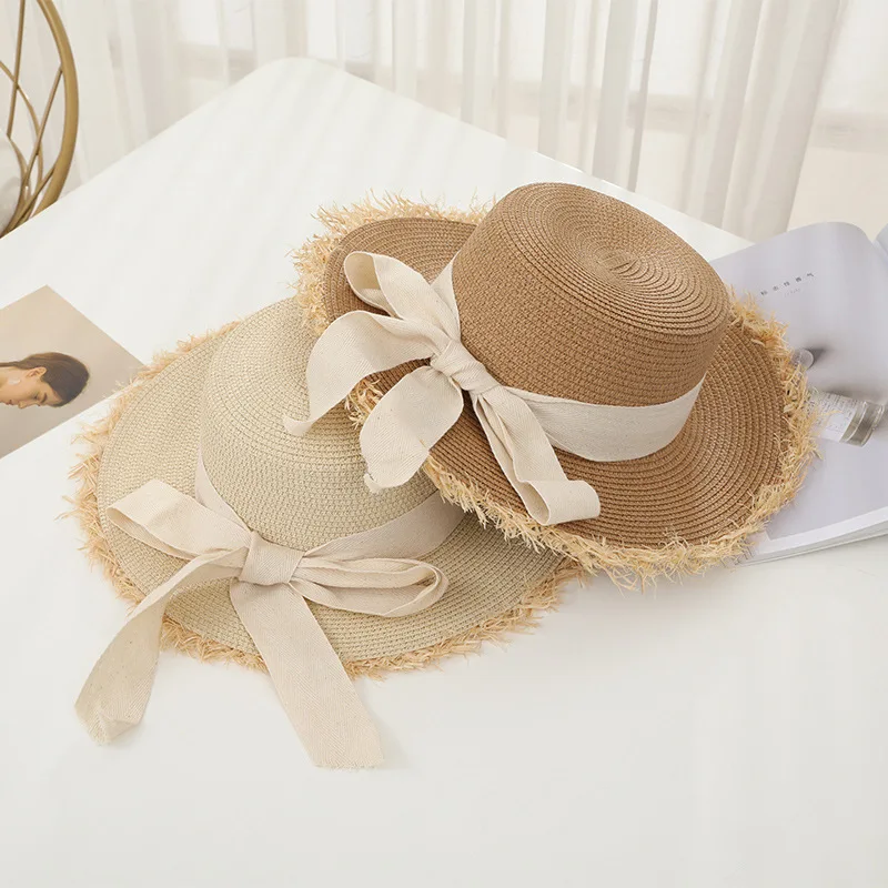 Женская соломенная шляпа летняя с плоским верхом и большими полями украшенная