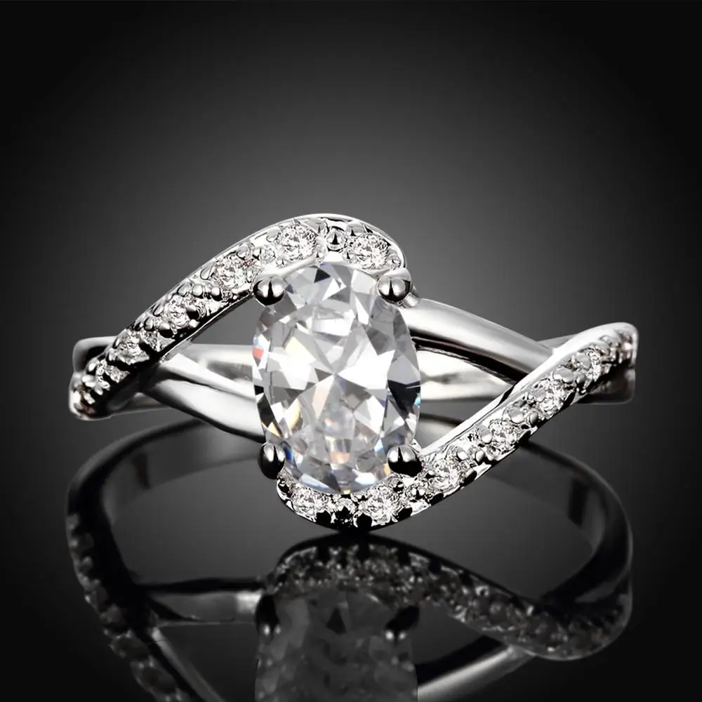 Женское классическое кольцо серебряного цвета с фианитом | Украшения и