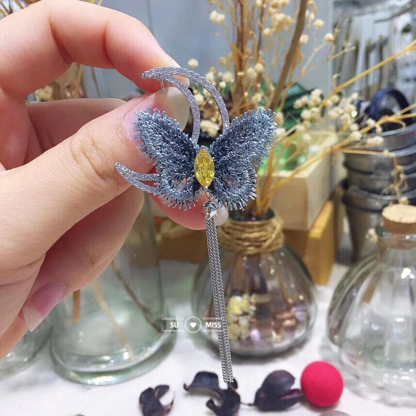 

New Vintage Moon with Butterfly Brooches for Women Winter Coat Accessories Elegant Party Accessories High Quality New Tassel Pin