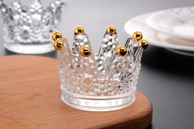стеклянная корона. стеклянная корона разбивается. свеча в стекле с короной на стекле. стекло в короне. статуэтка корона.