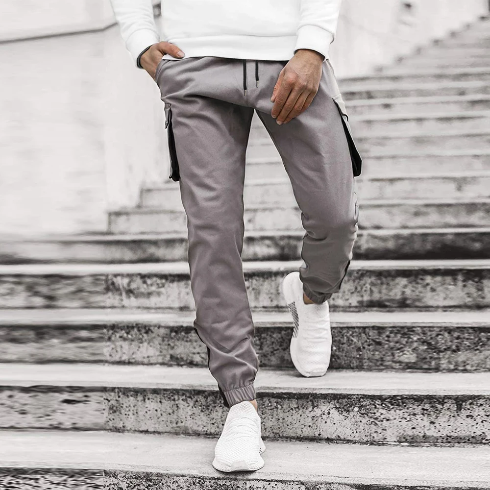 Мужские повседневные брюки с карманами в современном стиле подходящими цветами