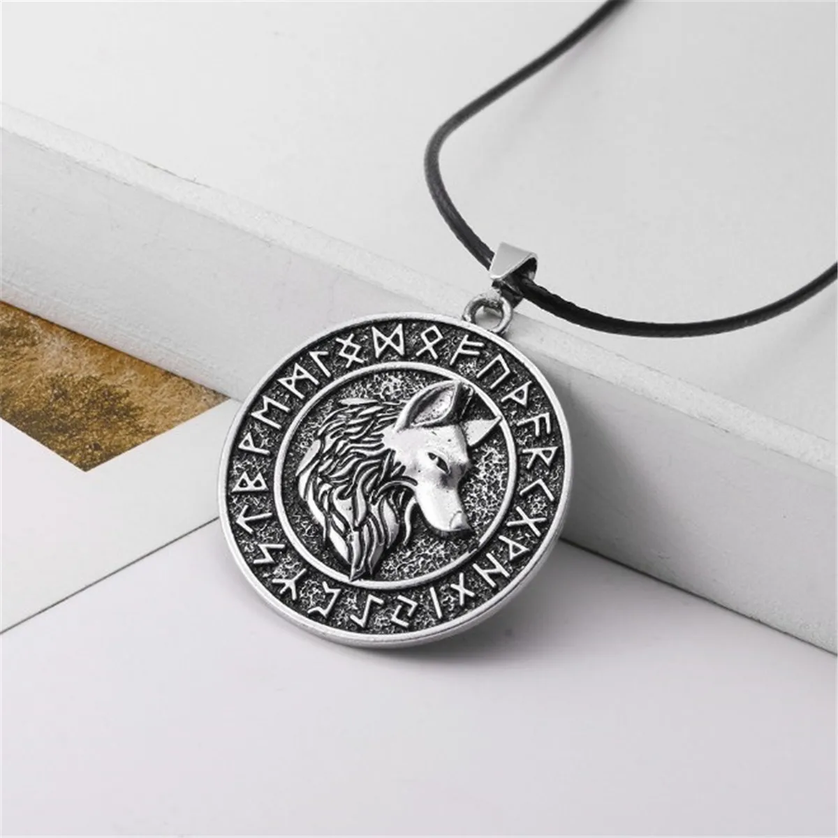 

Men Vintage Silver Norse Viking Wolf&Vegvisir Rune Amulet Pendant Necklace Gifts