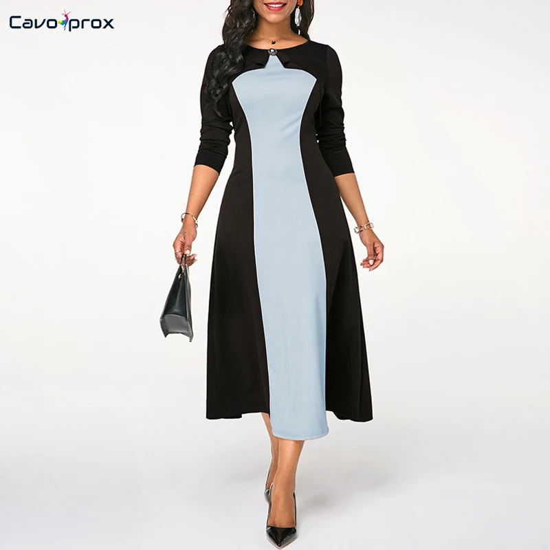 Женское платье с круглым вырезом и цветными блоками украшенное стразами офисное