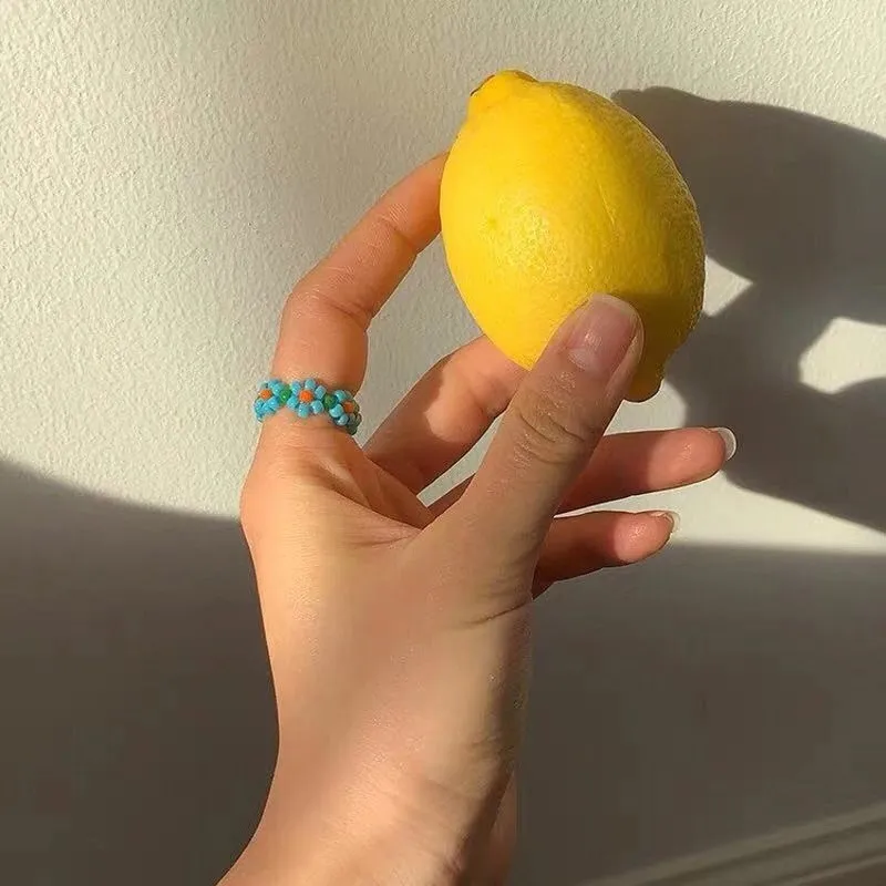 Женское кольцо ручной работы с маленькими цветами и рисовыми бусинами модные