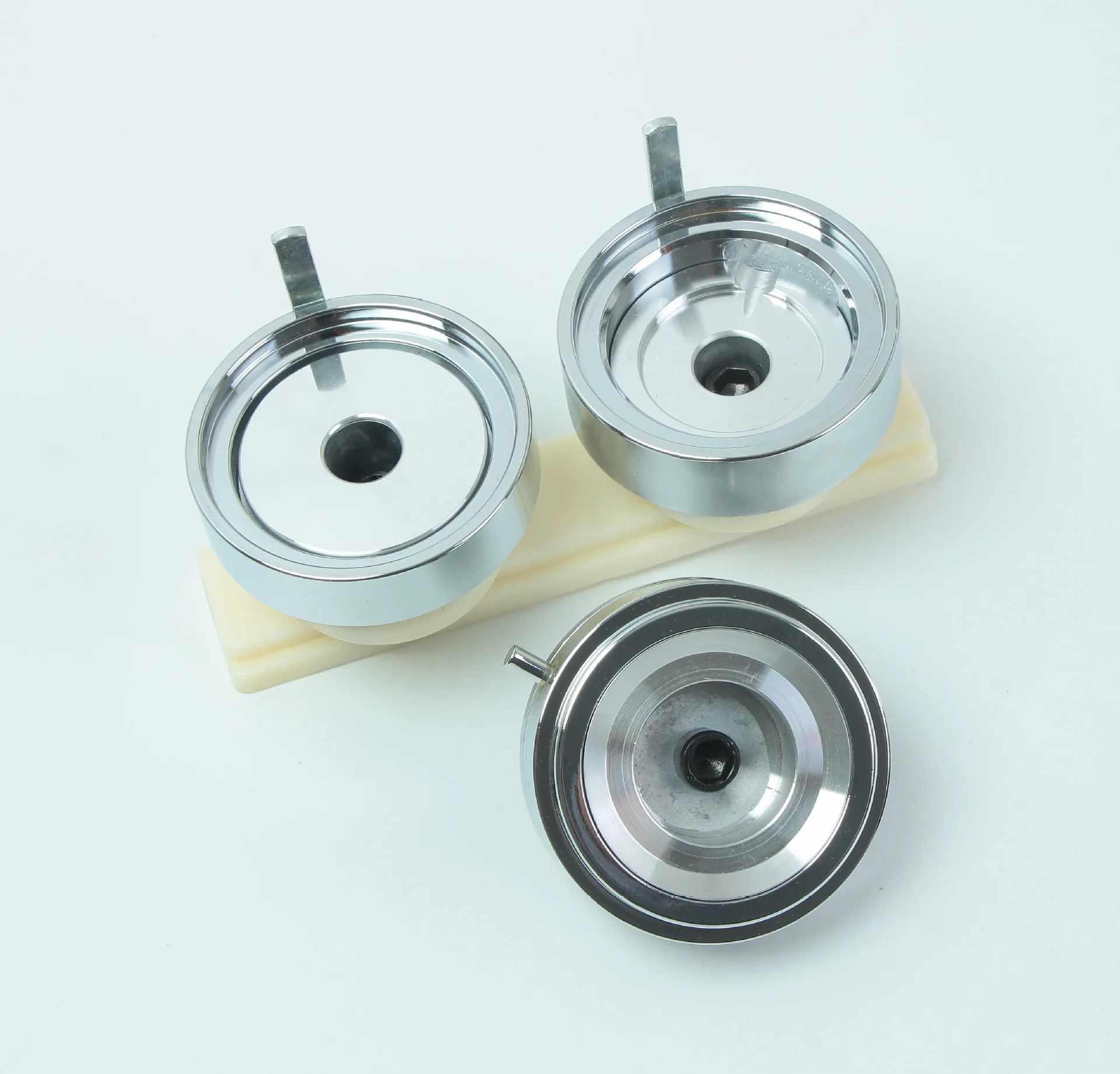 В наличии значок кнопки включения машины с рабочей поверхностью диаметром 32 мм