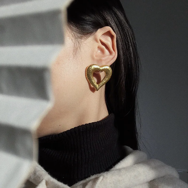 

Women Hollow Embossed Eart-shaped Ear Clip French Retro New Fashion Light Luxury Love Earrings Jewelry Hangzhi 2021